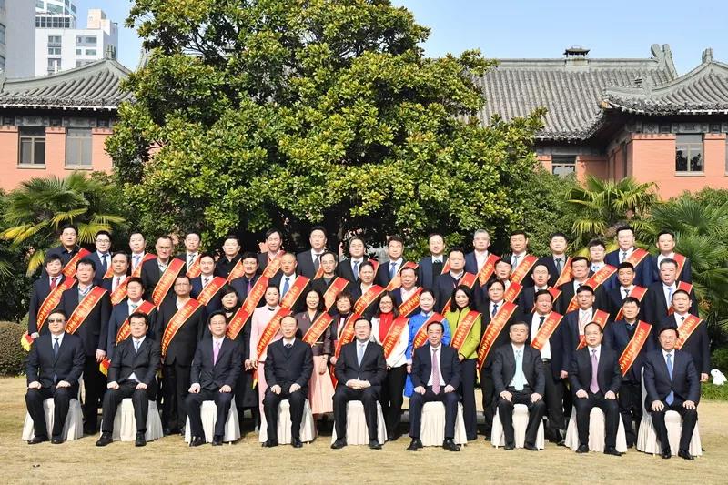 蘇州中設(shè)建設(shè)集團(tuán)黨委書記、董事長(zhǎng)劉書華榮獲第十一屆中國(guó)公益節(jié)“2021年度公益人物獎(jiǎng)”