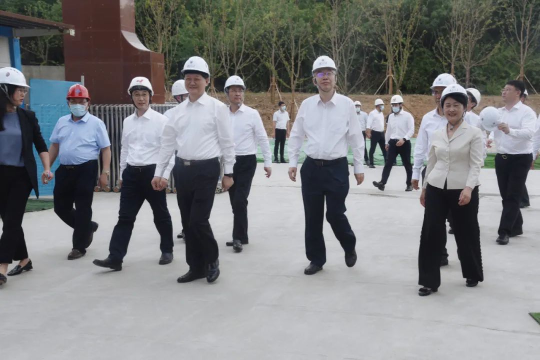 南京大學黨委書記胡金波、校長呂建、蘇州市長吳慶文一行蒞臨集團公司承建的南大蘇州校區(qū)施工現(xiàn)場調(diào)研考察