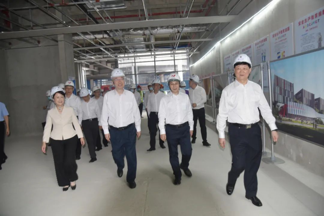 南京大學黨委書記胡金波、校長呂建、蘇州市長吳慶文一行蒞臨集團公司承建的南大蘇州校區(qū)施工現(xiàn)場調(diào)研考察