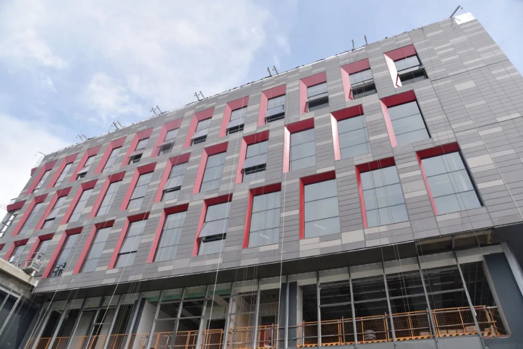 南京大學黨委書記胡金波、校長呂建、蘇州市長吳慶文一行蒞臨集團公司承建的南大蘇州校區(qū)施工現(xiàn)場調(diào)研考察